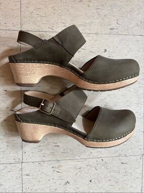 ❤️ Dansko Lucia Clogs Ivy Green Nutbuck Leather Back Strap Platform Comfort 39 9